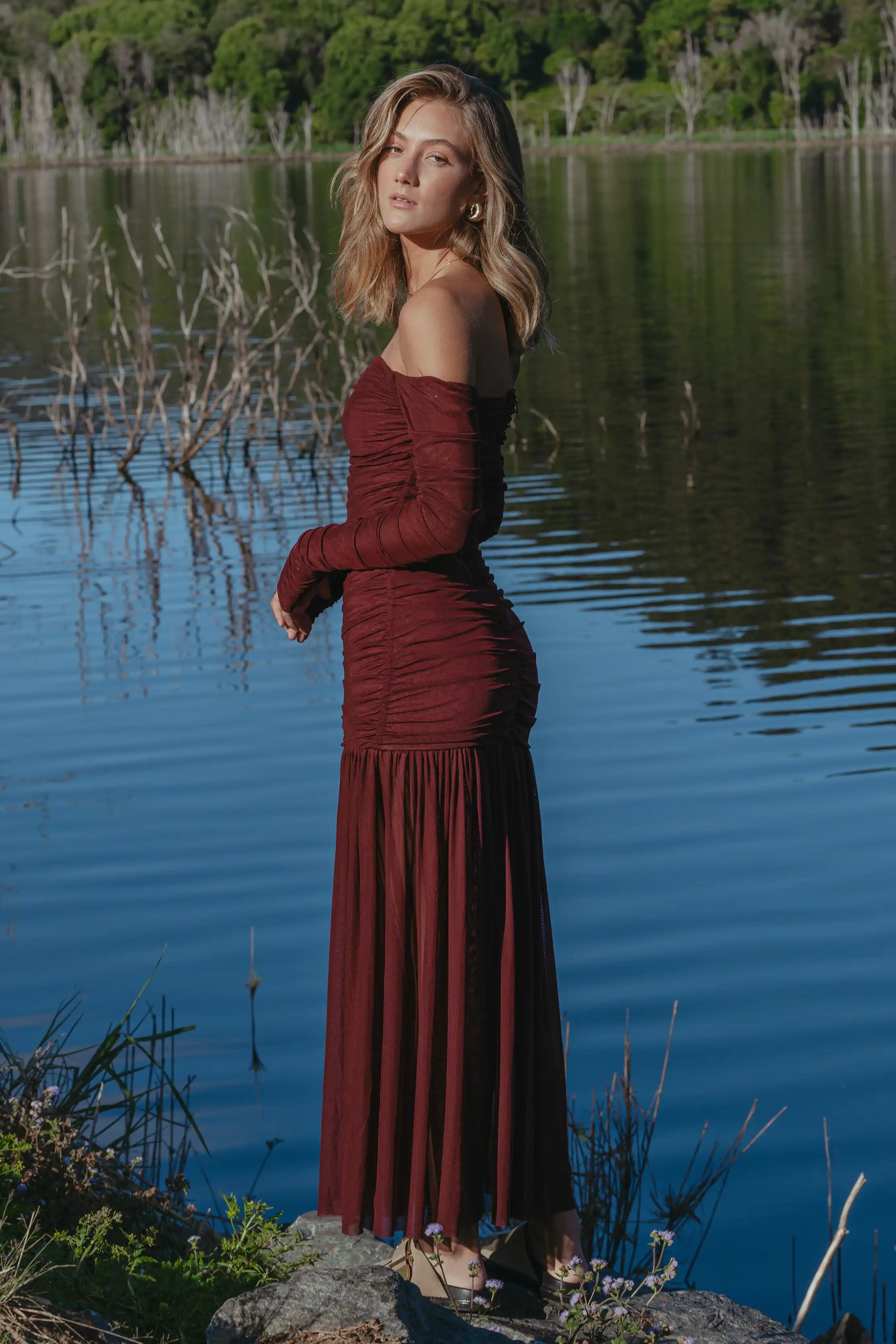 hourglass midi dress Designed to accentuate the hourglass shape that highlight the waist, this boatneck cap sleeve midi dress makes a statement without saying a word. If waist definition isn't your thing, this dress is